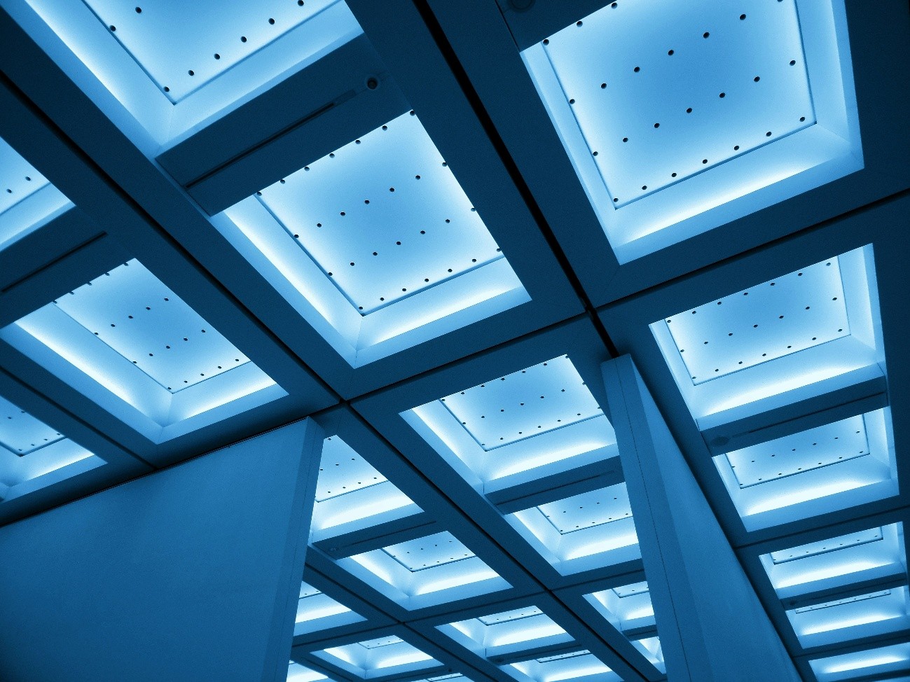 Moderne LED-Deckenbeleuchtung als Symbol für Stromsparen bei der Beleuchtung