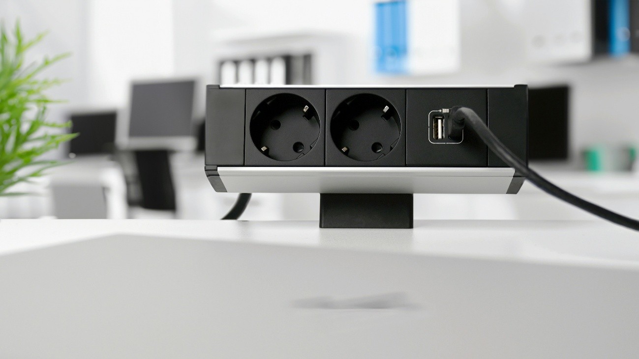 Moderne Steckdosenleiste mit USB-Anschluss als Symbol für Stromsparstecker und smarte Steckdosen