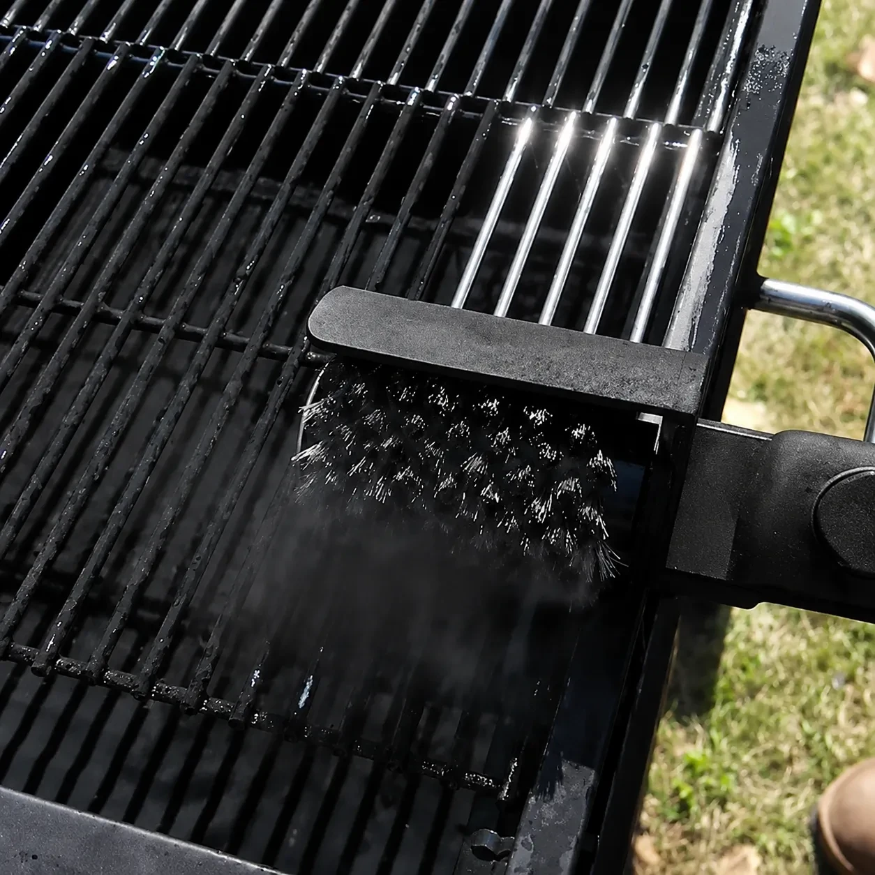 GrillWizz Grillreiniger bei der elektrischen Reinigung eines Grillrosts