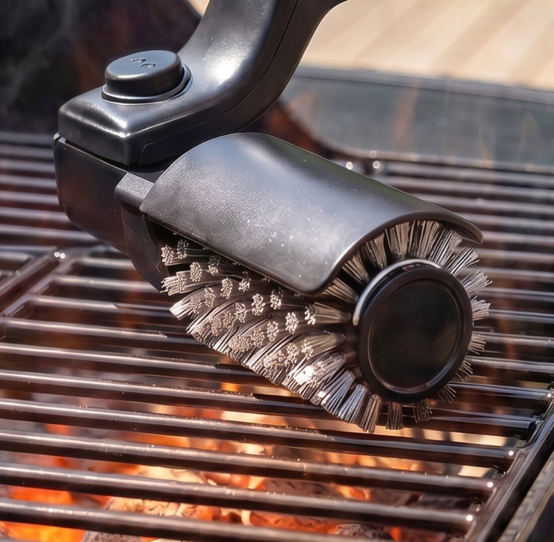 Reinigungskopf des GrillWizz Electric Grill Cleaner auf einem Grillrost