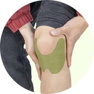 Wellnee-Pflaster nach dem Aufkleben auf ein Knie